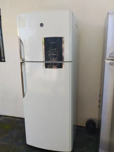 Vendo 2 duas geladeira com defeitos pra retirada de peças valor 150 inf. 45.9.9838.9922