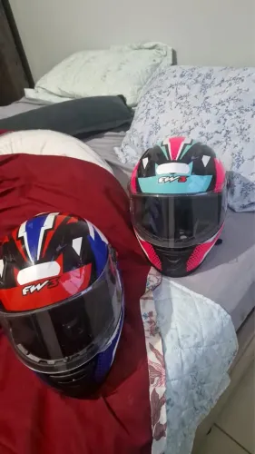 Vendo capacetes, estado de novo. Comprei e quase não usei