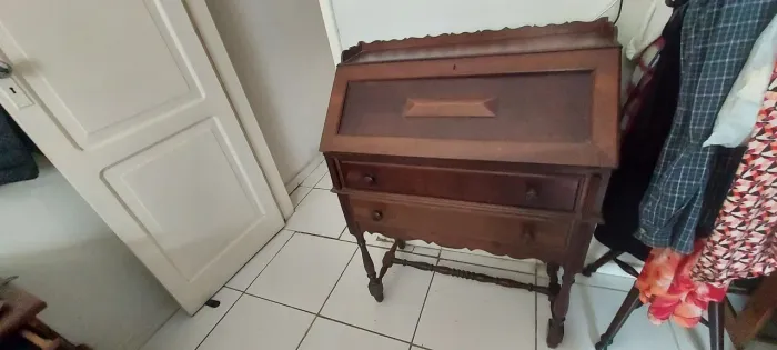 Escrivaninha antiga em madeira