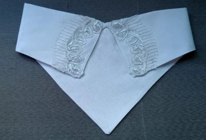 Gola Removível Alfaiataria Branco com Aplique de Renda de Flor