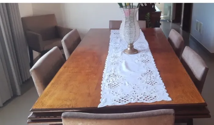 Mesa de Madeira Maciça com 8 cadeiras 