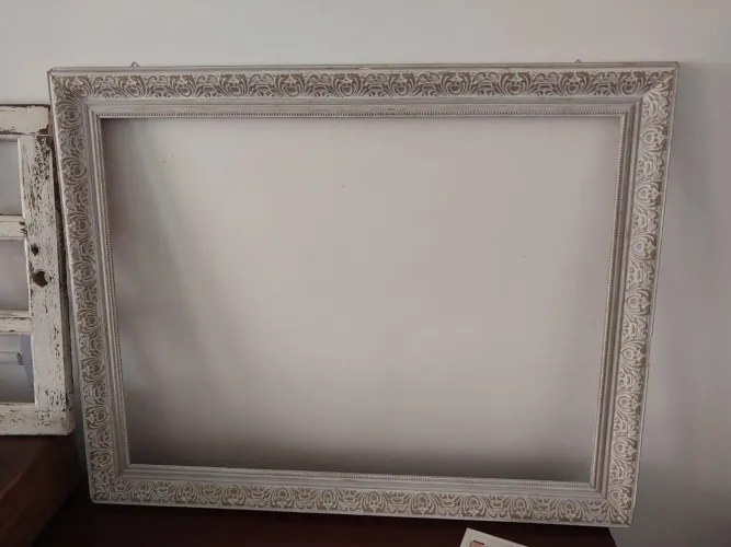 Moldura vintage madeira maciça 95x75cm - branco envelhecido