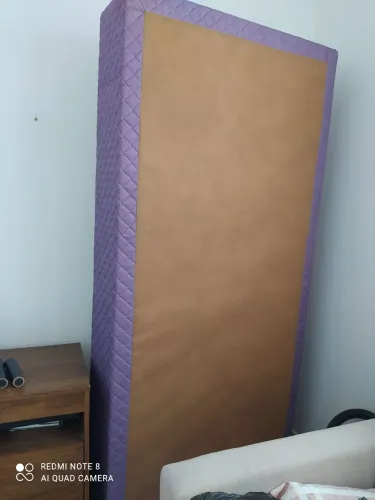 Base de cama box solteiro. 6 pés de madeira. 