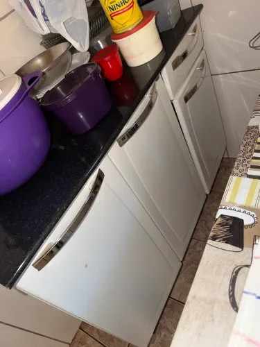 Armário tipo balcão com 3 divisões e uma gaveta