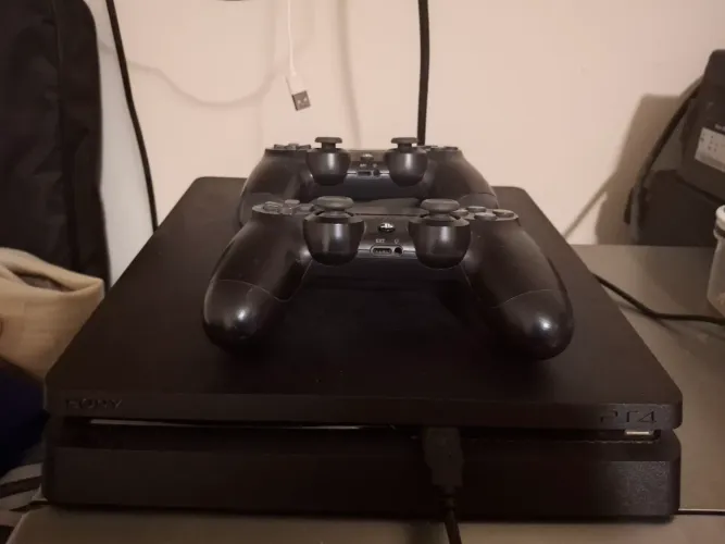 Ps4 1terabyte de memória 2 controles