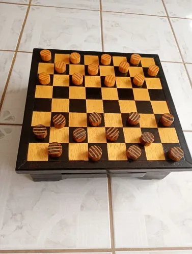 Tabuleiro de dama com gavetas 