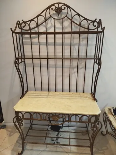 Conjunto de estante e mesa auxiliar feitos com ferro e mármore