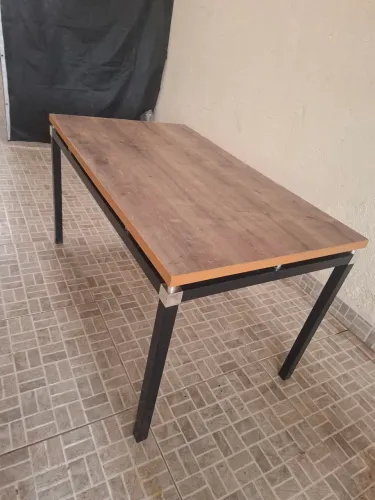 Vende-se mesa industrial, ferro em madeira.