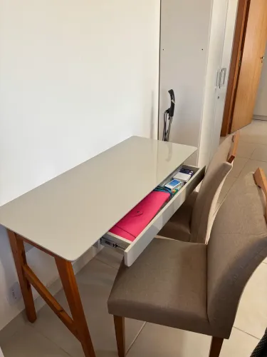 Mesa de madeira com gaveta + 2 cadeira estofas