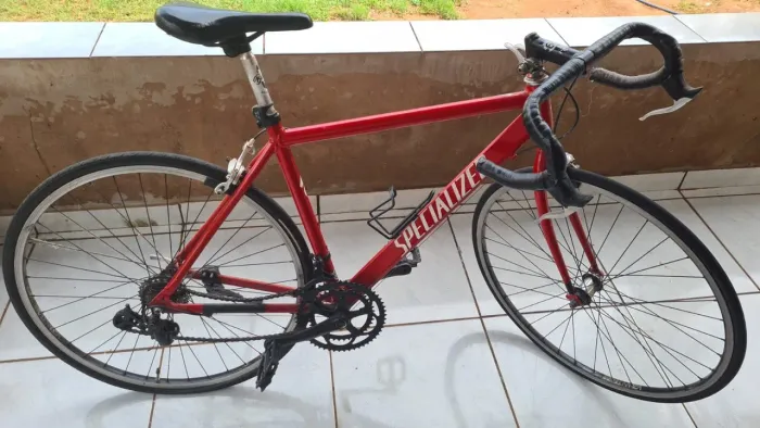 Bicicleta ? de corrida vermelha tudo original pra quem pratica esporte ou pra laser linda