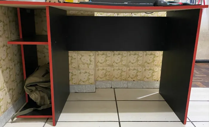 Mesa de computador preta detalhes em vermelho