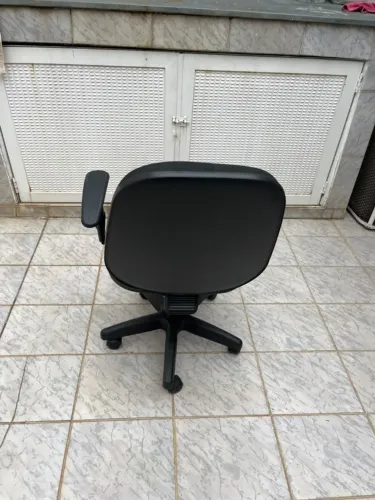 Cadeira executiva giratória com braços reguláveis