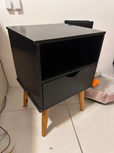 VENDO PAR DE MESA DE CABECEIRA RETRO COM NICHO E GAVETA. PRODUTO C/ PEQUENAS MARCAS DE USO