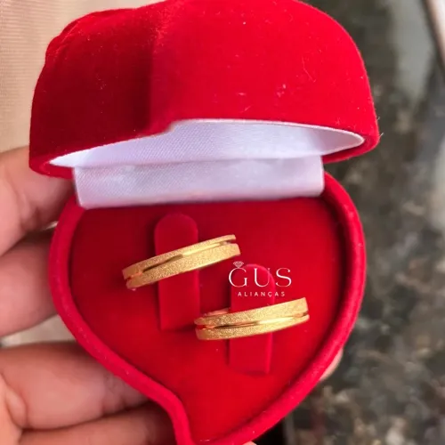 Par de Alianças Diamantadas C Friso Diagonal 4mm. Namoro, Banho de Ouro 18k