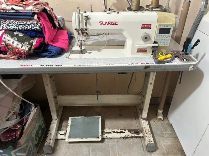 Máquina de costura reta eletrônica 