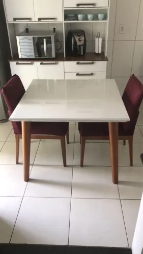 Mesa com 4 cadeiras
