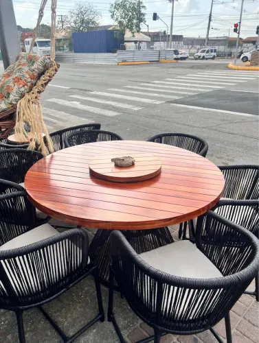 Mesa externa com tampo de madeira