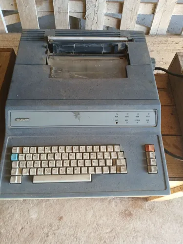 Máquina de escrever antiga raridade