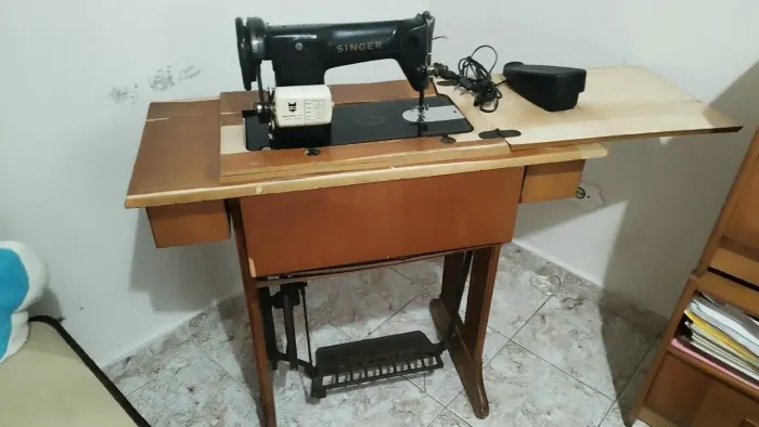 Máquina de costura antiga SINGER