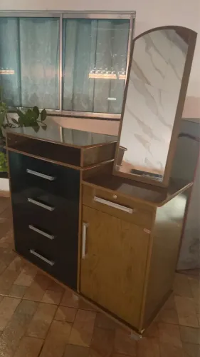 Cômoda com espelho e sapateira em ótimo estado.