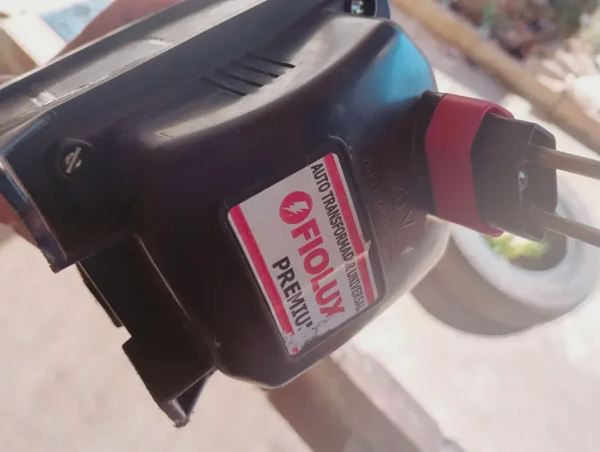 Auto Transformador Fiolux Premium 2000VA 220V/127V
