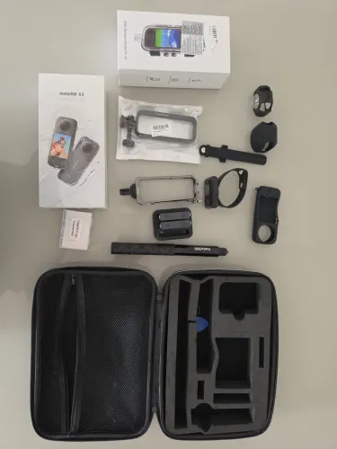 ?Insta360 X3 Lacrada + Kit Completo de Acessórios (Case Aquática, Controle, Baterias).
