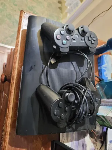 Playstation 3 com 30 jogos no HD e 2 controles file