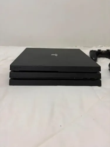 playstation 4 PRO 1T + 2 controles, cabos oficiais, 4 jogos e caixa.