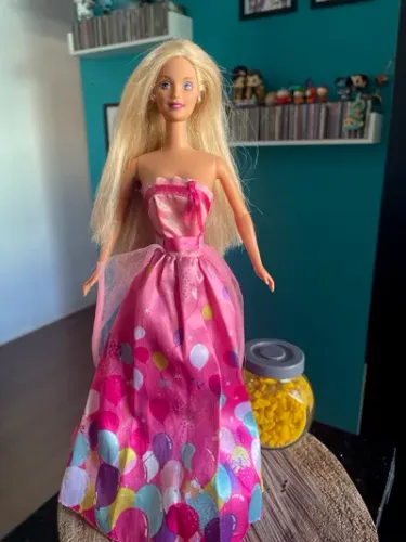 Boneca Barbie 2000 Mattel com Vestido de Feliz Aniversario - Usado