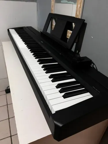 Piano digital Yamaha P-45 com Porta Partitura e pedal