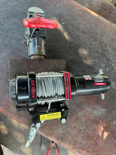 Guincho elétrico 12 volts adaptado para engate bola.