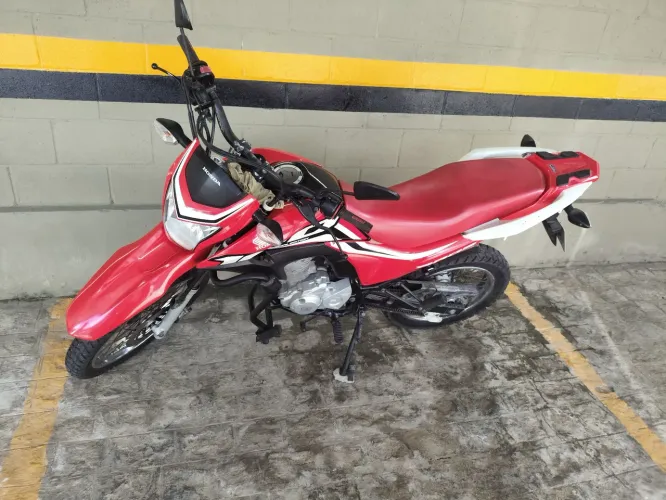Bros 2021 extra, moto de procedência e documento na mão.