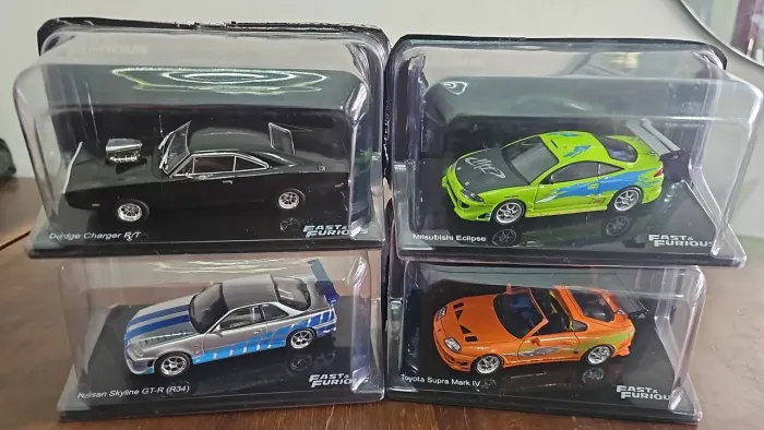 Lote com 4 Miniaturas Velozes e Furiosos 1:43 - Lacradas na Caixa Acrílica