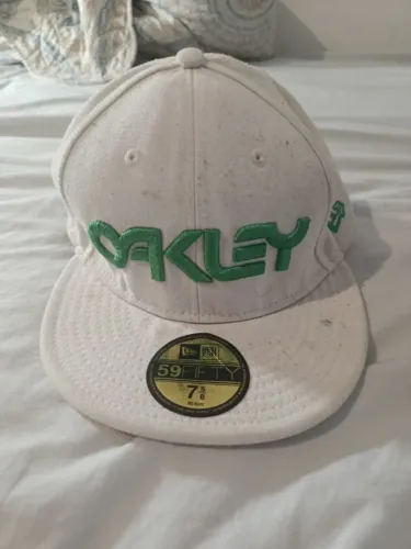 Boné Oakley X New Era 59FIFTY Branco E Verde - Relíquia Original
