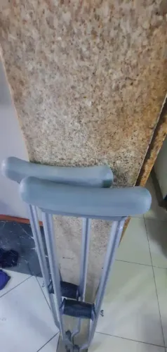 Par de muletas de alumínio