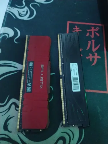 Duas memórias ram 8gb cada