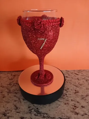 Taça Pombagira Vermelha com Sete na decoração em vidro 