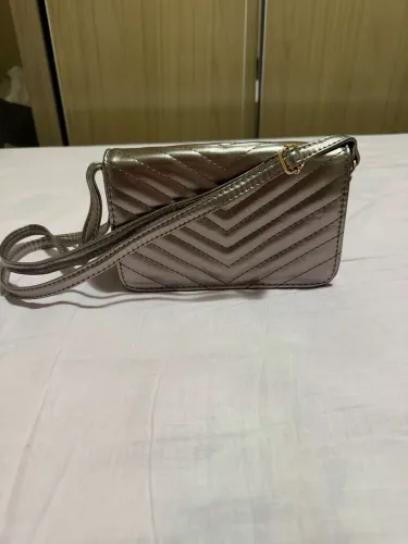 Bolsa tiracol linda.