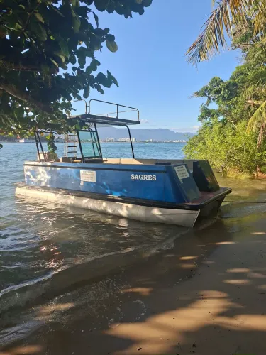 Pontoon Sagres 24 pes semi-novo. Aceitamos carro como parte pagamento e financiamento.