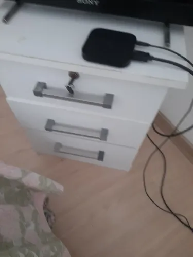 Mesa de cabeceira c/ chave ?