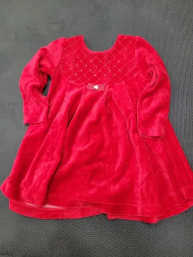 vestido infantil na cor vermelha, tamanho 1 ano. possui detalhes bordados na parte superio