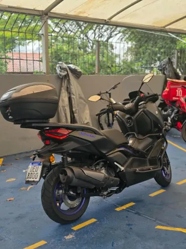 Yamaha XMAX 300 Connected 2026 | 4.200 km | Baú Givi + Protetor Scam
