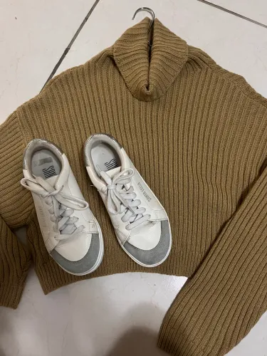 Look completo calça Zara, casaquinho de tricô e tênis Santa lolla