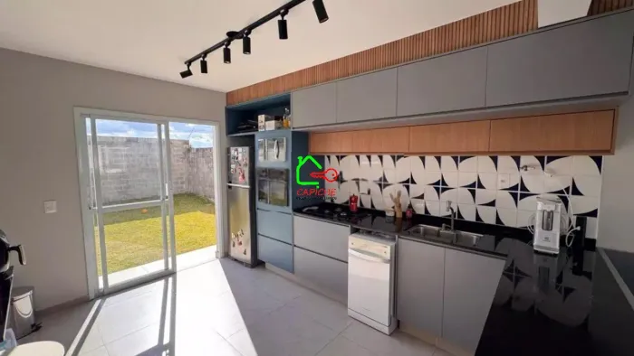 Casa em condomínio à venda em Vinhedo-SP, bairro João XXIII! 3 quartos, 1 suíte, 2 salas,