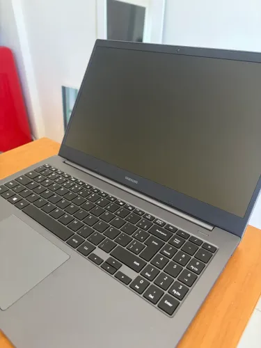 Notebook Samsung NP550XDA-KV1BR Intel Core i3-1115G4 4GB 1TB Tela 15,6" W11 - Cinza Chumbo