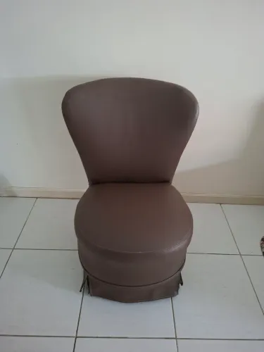 Poltrona compacta em couro marrom