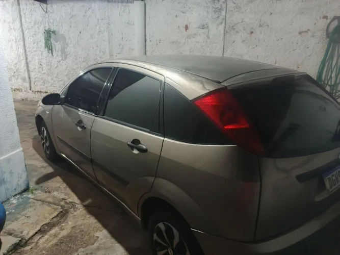 Ford Focus 1.8 16V 5P 2002