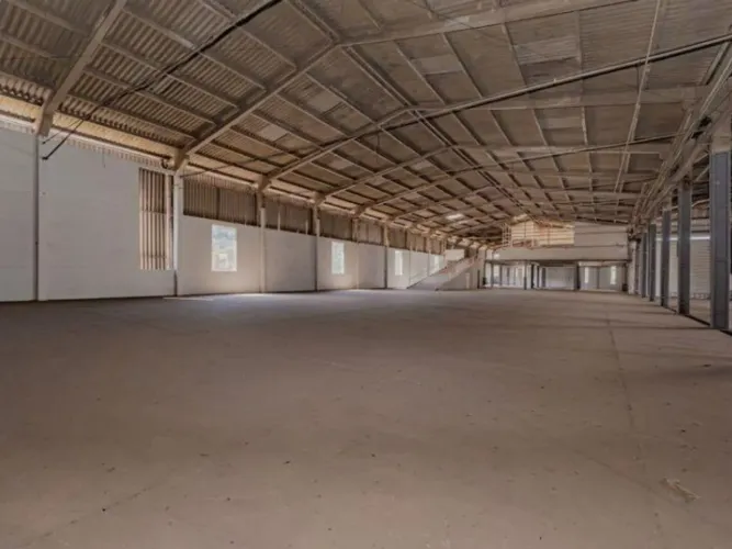 Terreno de 6.041 m², sendo um galpão de 3.181 de área construida. Ótima localização, . Óti