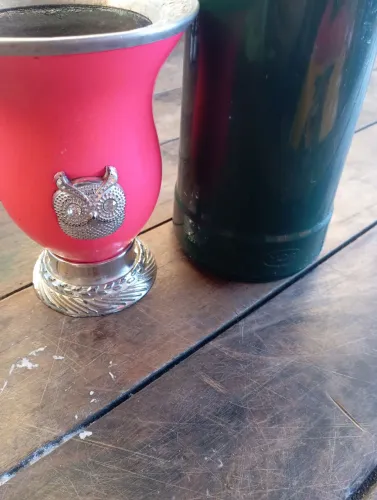 Vendo uma garrafa térmica e uma cuia