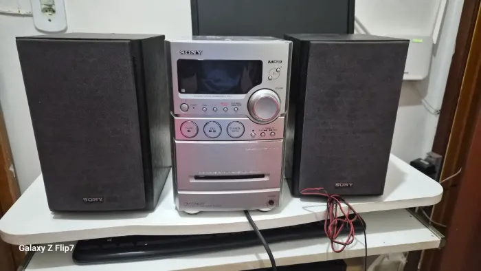 Relíquia som da Sony toca CDs e fita cassete